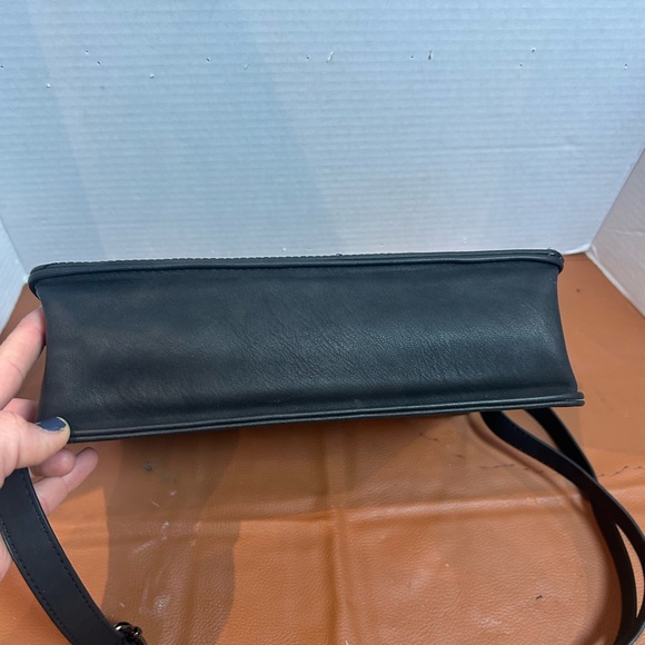 Rad Rev Edgy Crossbody - matte black - Picture 6 of 6